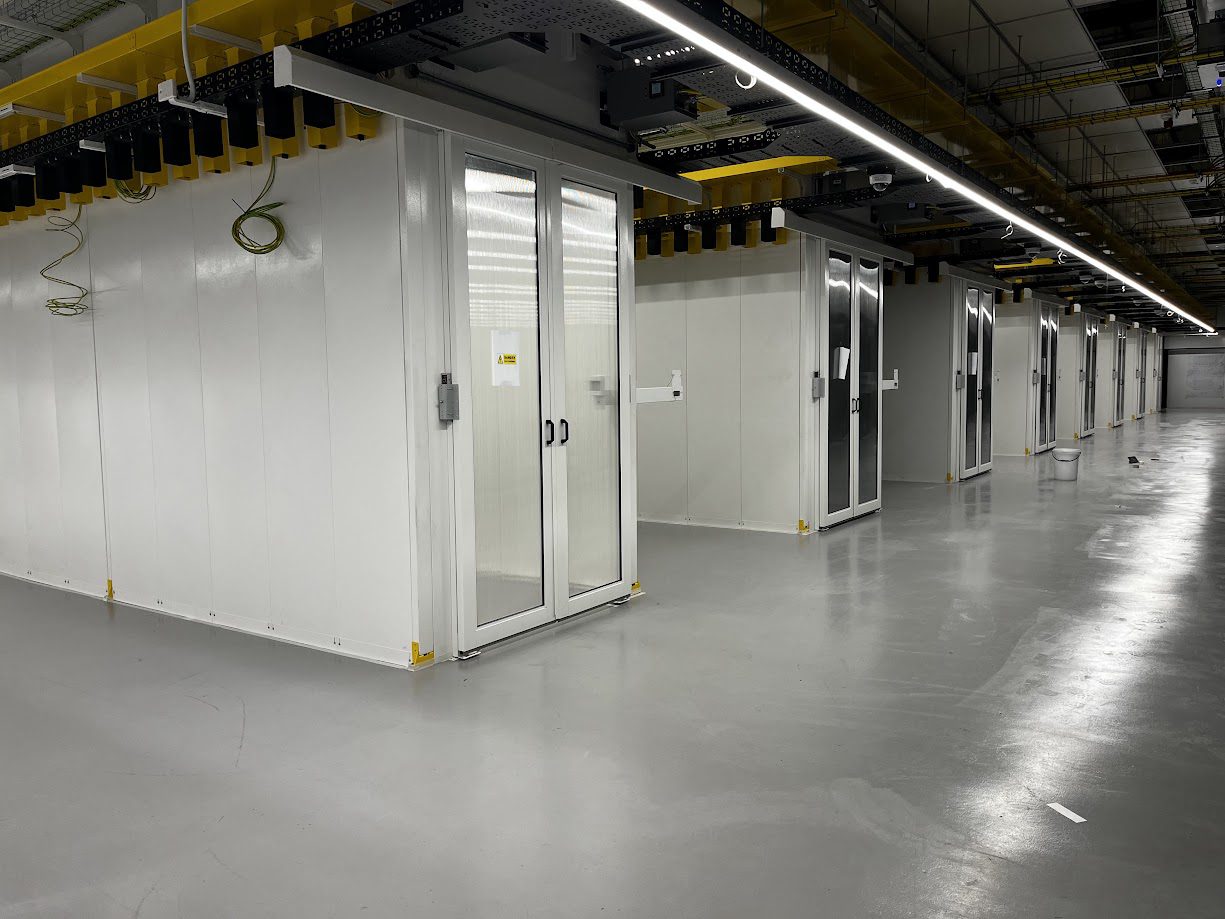 Modular data centre hall with overhead busbar and containment