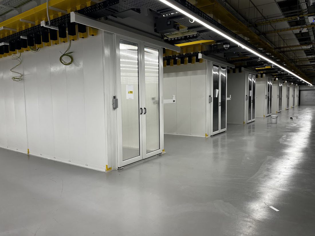 Modular data hall with overhead busbar