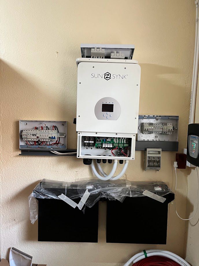 Hybrid solar inverter with battery storage